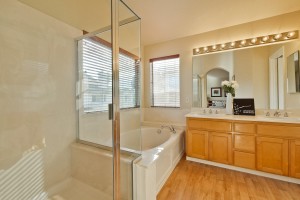 032_master-bathroom