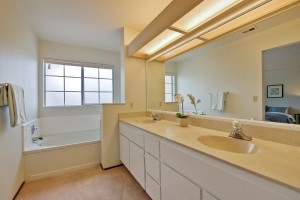 032_master-bathroom