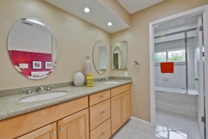 036_master-bathroom